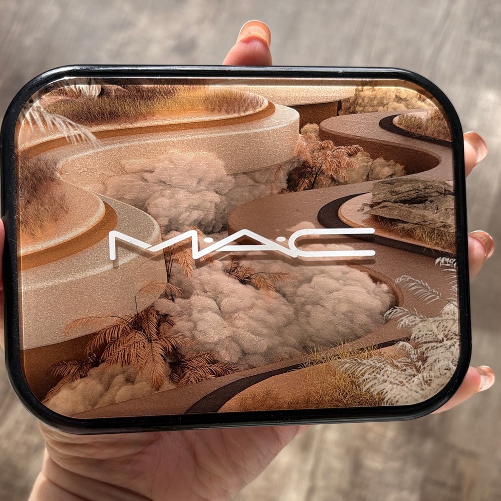 NWOT MAC Cosmetics Eyeshadow Palette